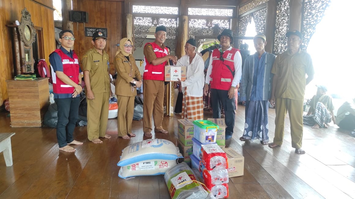 Warga Terdampak Kapal Tongkang Terima Bantuan Logistik Dari PMI